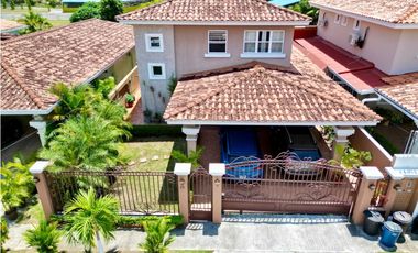 Se VENDE Casa en Villas del Golf, Frente a Brisas del Golf