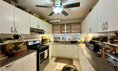 Se VENDE Casa en Villas del Golf, Frente a Brisas del Golf