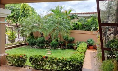 Se VENDE Casa en Villas del Golf, Frente a Brisas del Golf