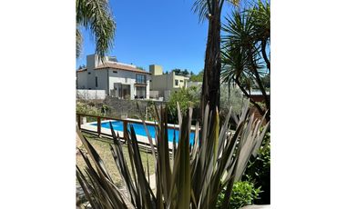 SE VENDE CASA  EN BARRIO BECCIU A METROS DEL CUCU OPORTUNIDAD