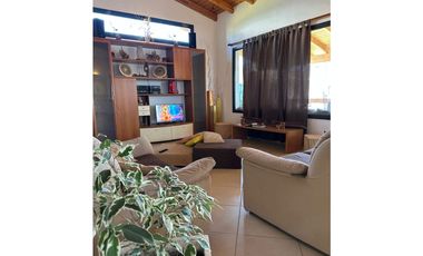 SE VENDE CASA  EN BARRIO BECCIU A METROS DEL CUCU OPORTUNIDAD