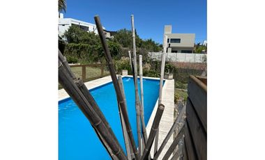 SE VENDE CASA  EN BARRIO BECCIU A METROS DEL CUCU OPORTUNIDAD