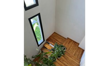 SE VENDE CASA  EN BARRIO BECCIU A METROS DEL CUCU OPORTUNIDAD