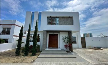 CASA EN VENTA EN LA EXCLUSIVA URBANIZACIÓN MONACO - BARBASQUILLO MANTA