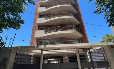 ALQUILER DE EXCELENTE DEPARTAMENTO SEMI PISO 4 AMBIENTES CON COCHERA - MONTE GRANDE CENTRO