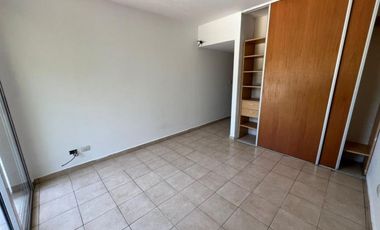 ALQUILER DE EXCELENTE DEPARTAMENTO SEMI PISO 4 AMBIENTES CON COCHERA - MONTE GRANDE CENTRO