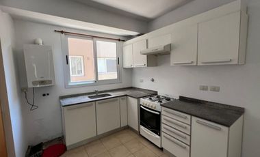 ALQUILER DE EXCELENTE DEPARTAMENTO SEMI PISO 4 AMBIENTES CON COCHERA - MONTE GRANDE CENTRO