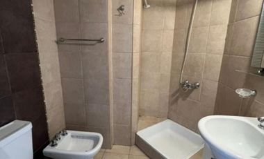 ALQUILER DE EXCELENTE DEPARTAMENTO SEMI PISO 4 AMBIENTES CON COCHERA - MONTE GRANDE CENTRO