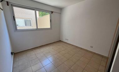 ALQUILER DE EXCELENTE DEPARTAMENTO SEMI PISO 4 AMBIENTES CON COCHERA - MONTE GRANDE CENTRO