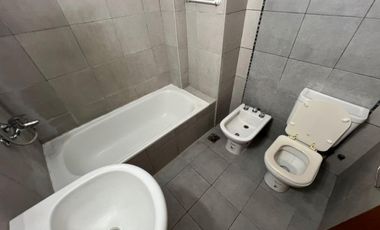 ALQUILER DE EXCELENTE DEPARTAMENTO SEMI PISO 4 AMBIENTES CON COCHERA - MONTE GRANDE CENTRO
