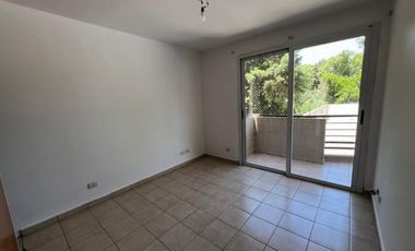 ALQUILER DE EXCELENTE DEPARTAMENTO SEMI PISO 4 AMBIENTES CON COCHERA - MONTE GRANDE CENTRO
