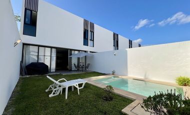 CASA (TH) EN RENTA TOTALMENTE EQUIPADA Y AMUEBLADA, ESQUINA CON ALBERCA, YAAXBEH