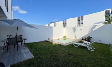 CASA (TH) EN RENTA TOTALMENTE EQUIPADA Y AMUEBLADA, ESQUINA CON ALBERCA, YAAXBEH