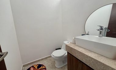 CASA (TH) EN RENTA TOTALMENTE EQUIPADA Y AMUEBLADA, ESQUINA CON ALBERCA, YAAXBEH