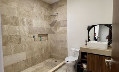 CASA (TH) EN RENTA TOTALMENTE EQUIPADA Y AMUEBLADA, ESQUINA CON ALBERCA, YAAXBEH
