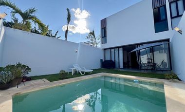 CASA (TH) EN RENTA TOTALMENTE EQUIPADA Y AMUEBLADA, ESQUINA CON ALBERCA, YAAXBEH