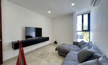 CASA (TH) EN RENTA TOTALMENTE EQUIPADA Y AMUEBLADA, ESQUINA CON ALBERCA, YAAXBEH