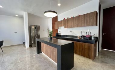 CASA (TH) EN RENTA TOTALMENTE EQUIPADA Y AMUEBLADA, ESQUINA CON ALBERCA, YAAXBEH
