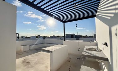 CASA (TH) EN RENTA TOTALMENTE EQUIPADA Y AMUEBLADA, ESQUINA CON ALBERCA, YAAXBEH