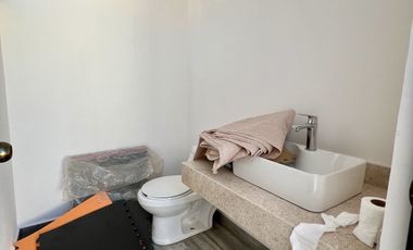 CASA (TH) EN RENTA TOTALMENTE EQUIPADA Y AMUEBLADA, ESQUINA CON ALBERCA, YAAXBEH
