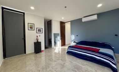 CASA (TH) EN RENTA TOTALMENTE EQUIPADA Y AMUEBLADA, ESQUINA CON ALBERCA, YAAXBEH
