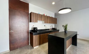 CASA (TH) EN RENTA TOTALMENTE EQUIPADA Y AMUEBLADA, ESQUINA CON ALBERCA, YAAXBEH