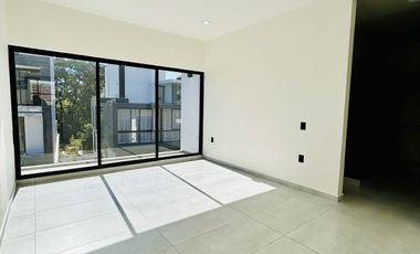 Casa en venta con habitación en planta baja- Fracc. Privado Monte Magno