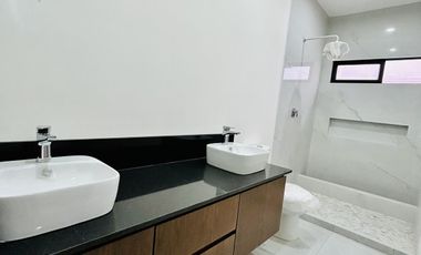 Casa en venta con habitación en planta baja- Fracc. Privado Monte Magno