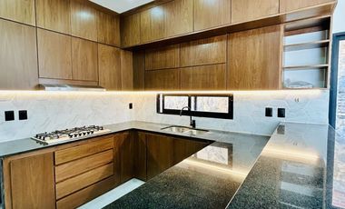 Casa en venta con habitación en planta baja- Fracc. Privado Monte Magno