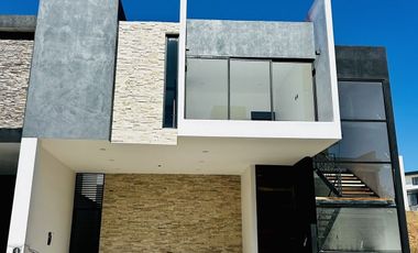 Casa en venta con habitación en planta baja- Fracc. Privado Monte Magno