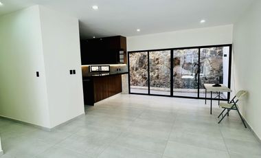Casa en venta con habitación en planta baja- Fracc. Privado Monte Magno
