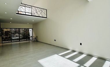 Casa en venta con habitación en planta baja- Fracc. Privado Monte Magno