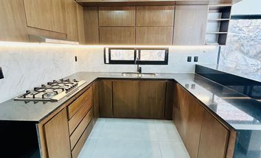 Casa en venta con habitación en planta baja- Fracc. Privado Monte Magno