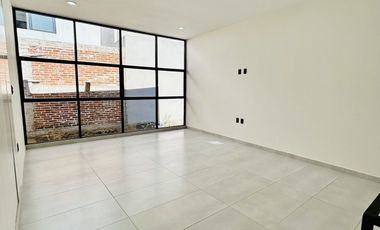 Casa en venta con habitación en planta baja- Fracc. Privado Monte Magno