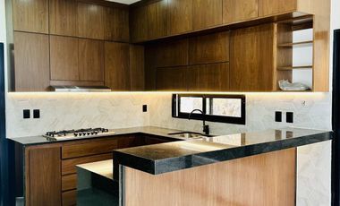 Casa en venta con habitación en planta baja- Fracc. Privado Monte Magno