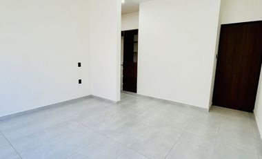 Casa en venta con habitación en planta baja- Fracc. Privado Monte Magno