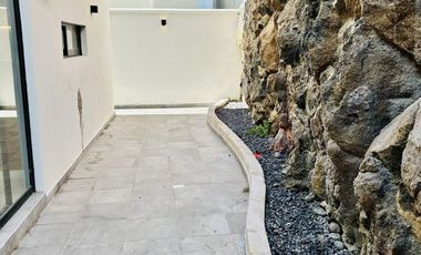 Casa en venta con habitación en planta baja- Fracc. Privado Monte Magno
