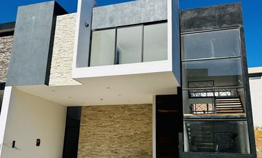 Casa en venta con habitación en planta baja- Fracc. Privado Monte Magno