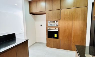 Casa en venta con habitación en planta baja- Fracc. Privado Monte Magno
