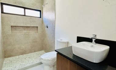 Casa en venta con habitación en planta baja- Fracc. Privado Monte Magno