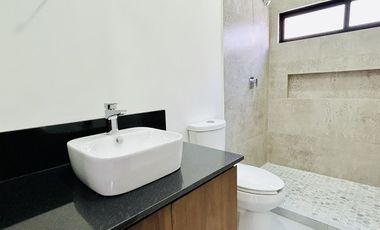 Casa en venta con habitación en planta baja- Fracc. Privado Monte Magno