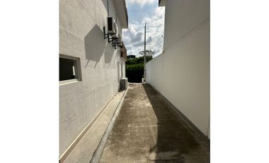 En venta casa 2 pisos y 4 habitaciones sector Manta azul