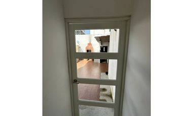 En venta casa 2 pisos y 4 habitaciones sector Manta azul