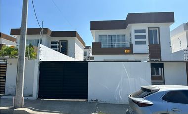 En venta casa 2 pisos y 4 habitaciones sector Manta azul