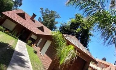 Casa en venta - 5 Dormitorios 4 Baños - Cochera - 430Mts2 - Mar del Plata