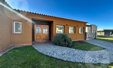 Casa en venta con renta - Barrio Santa Inés, Canning