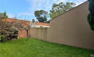 MOGOTES; CHALET ANTIGUO DE 3 AMB. CON JARDIN.-