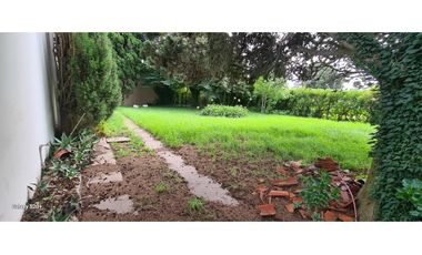 MOGOTES; CHALET ANTIGUO DE 3 AMB. CON JARDIN.-