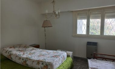 MOGOTES; CHALET ANTIGUO DE 3 AMB. CON JARDIN.-