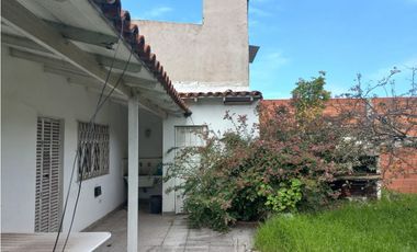 MOGOTES; CHALET ANTIGUO DE 3 AMB. CON JARDIN.-